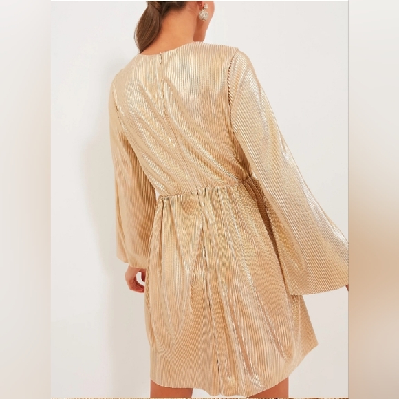 NWOT Bell-Sleeved Goldie Mini Dress Size XS Gold Color by Hyacinth House - Picture 6 of 10